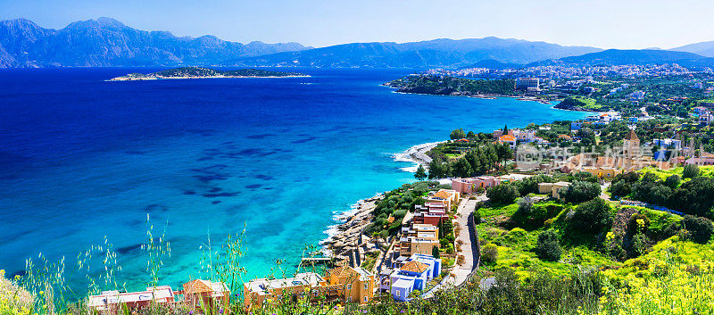 希腊假日-美丽的克里特岛，在Agios Nikolaos的绿松石海湾